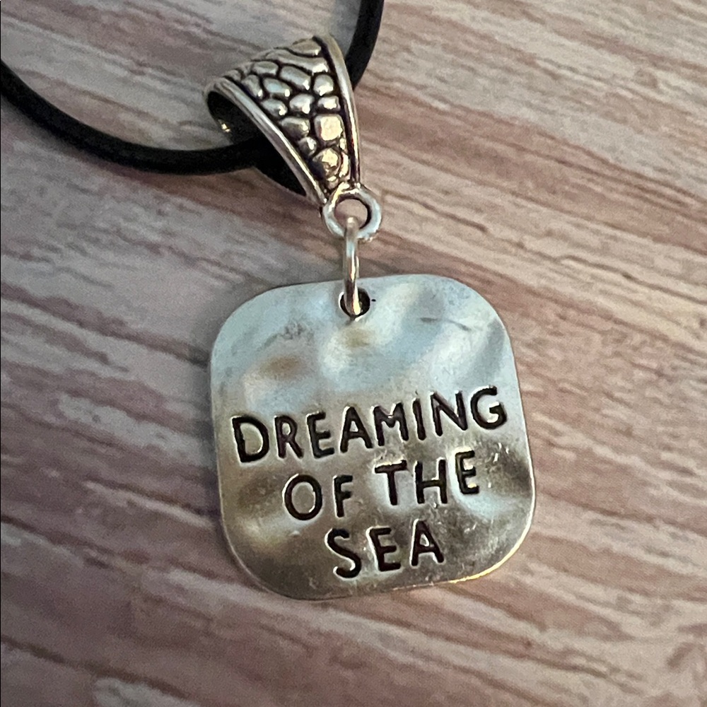 NWT DREAMING OF THE SEA Silvery Pendant Necklace